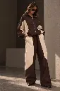 modelo_conjunto_castanho_pose_bolsos_8k.webp