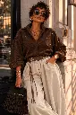 Moda boémia junto à parede de pedra.webp