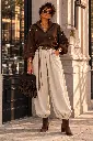 Calças Aladino creme com botas castanhas.webp