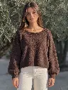 Camisola castanha com bainha limpa.webp