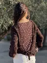 Blusa castanha estrelada com laço nas costas.webp