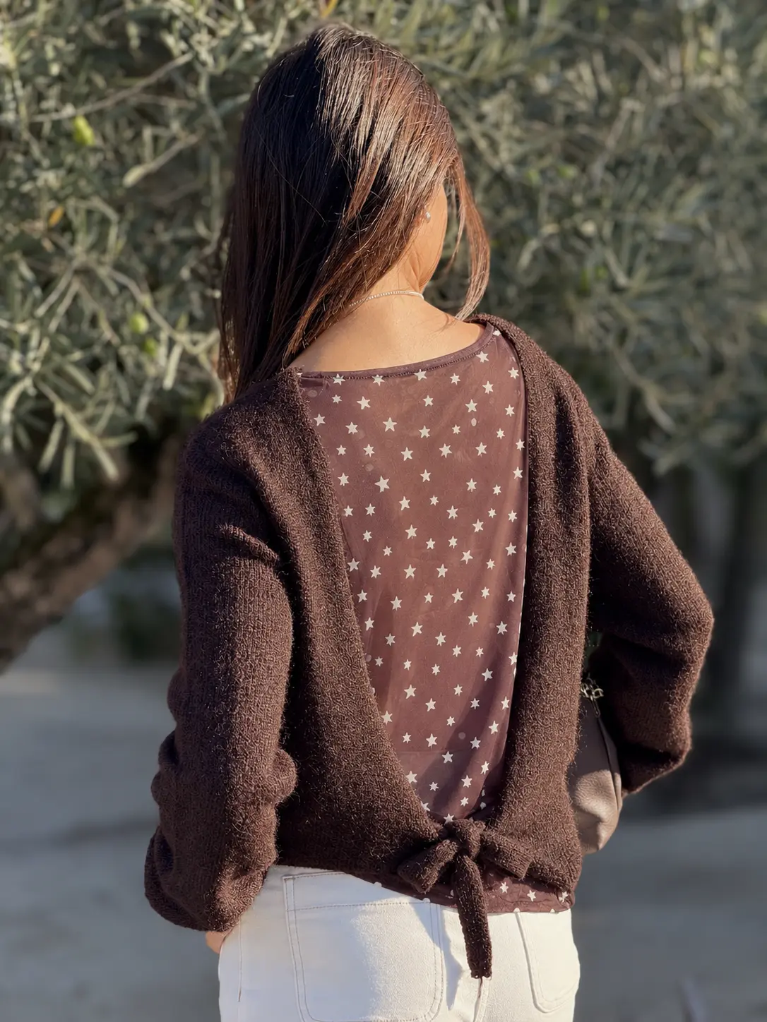 Blusa castanha estrelada com laço nas costas.webp
