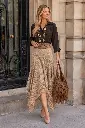 Elegância boémia com mala de franjas.webp