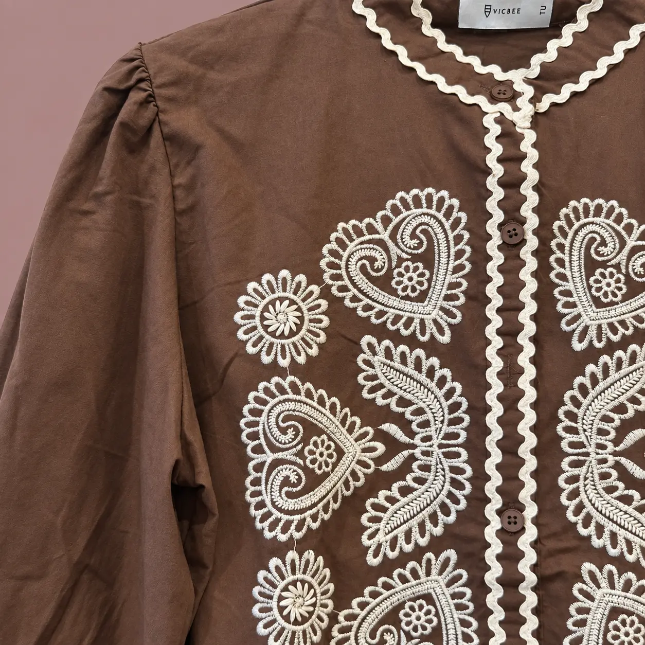 Blusa castanha com bordado marfim-2.webp