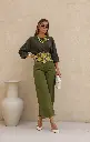 Pose elegante em verde oliva.webp