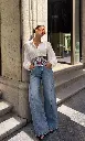 Estilo urbano com camisa marfim e ganga.webp