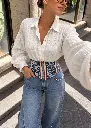 Selfie urbana com blusa de algodão marfim.webp