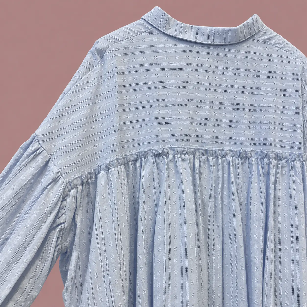 Detalhe traseiro de camisa azul-pálida.webp