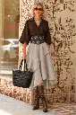 Saia taupe assimétrica com botas castanhas.webp