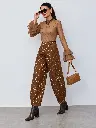 Passeio elegante em tule e castanho 02.webp