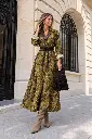 Retrato elegante em vestido paisley oliva.webp