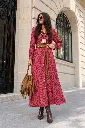 Mulher de vestido camel com flores fúcsia.webp