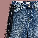 Detalhe de jeans azuis com renda preta-1.webp