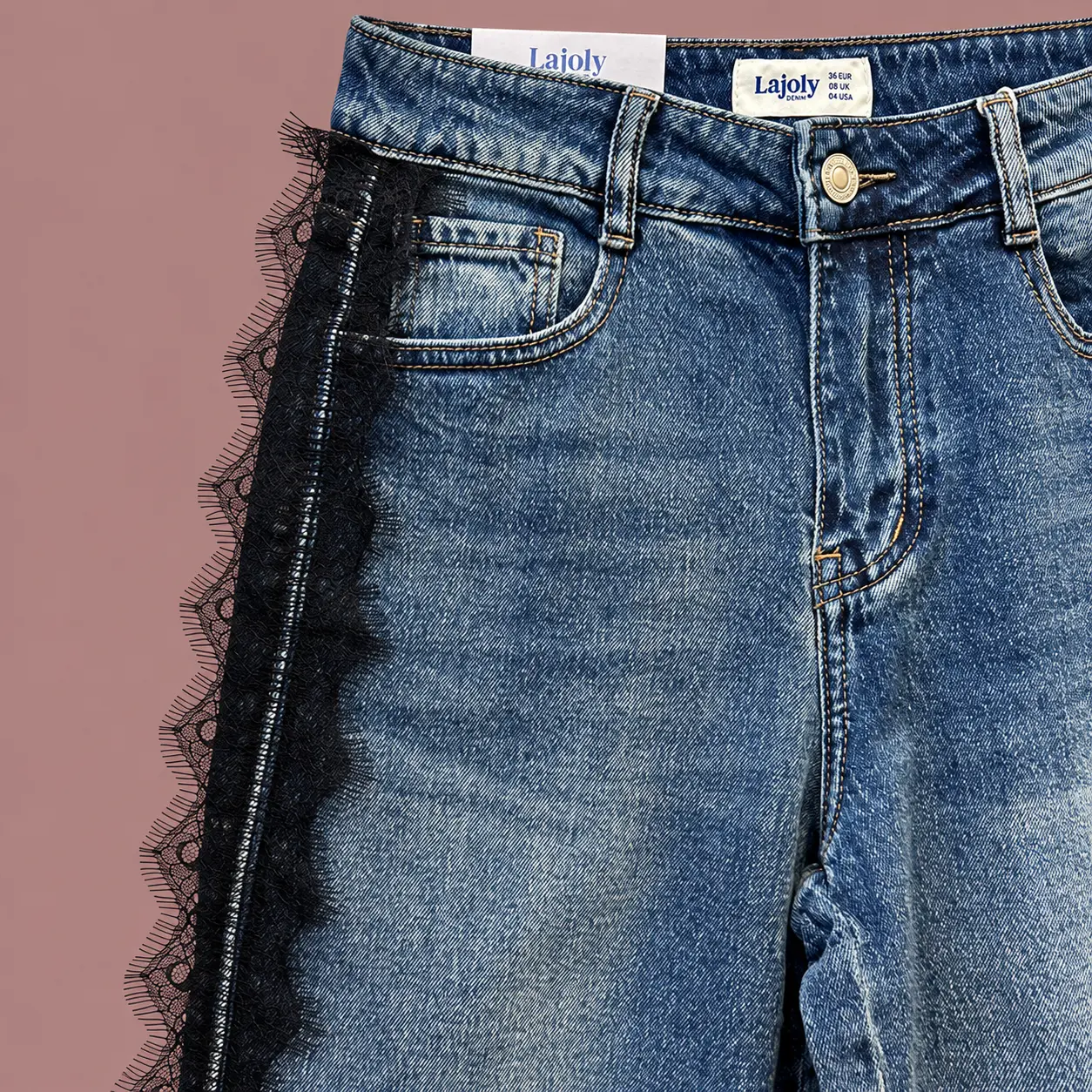 Detalhe de jeans azuis com renda preta-1.webp