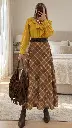 Blusa mostarda e saia xadrez.webp