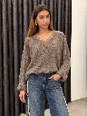 Retrato de moda em malha taupe 03.webp