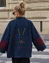Mulher de casaco azul na passadeira.webp