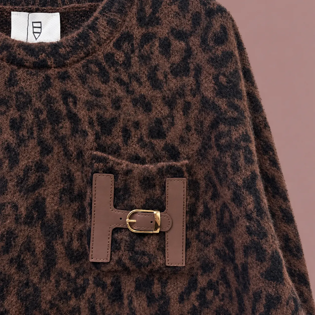 Camisola felpuda leopardo com tiras de couro.webp