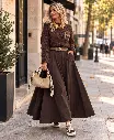 Moda urbana de outono junto ao café 01.webp