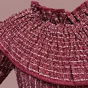 Detalhe de gola de folhos bordô.webp