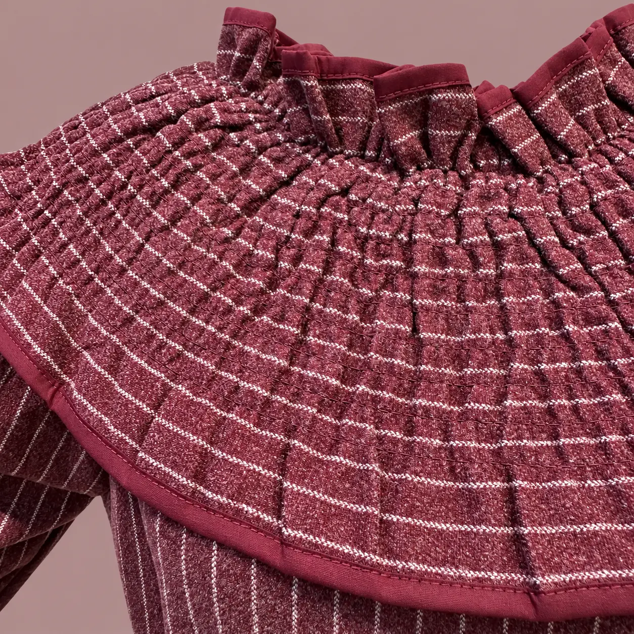 Detalhe de gola de folhos bordô.webp
