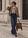 Estilo urbano diante de arquitetura clássica.webp