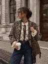 Editorial de Moda Urbana com Café e Franjas.webp
