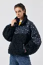 Retrato editorial com casaco sherpa floral.webp