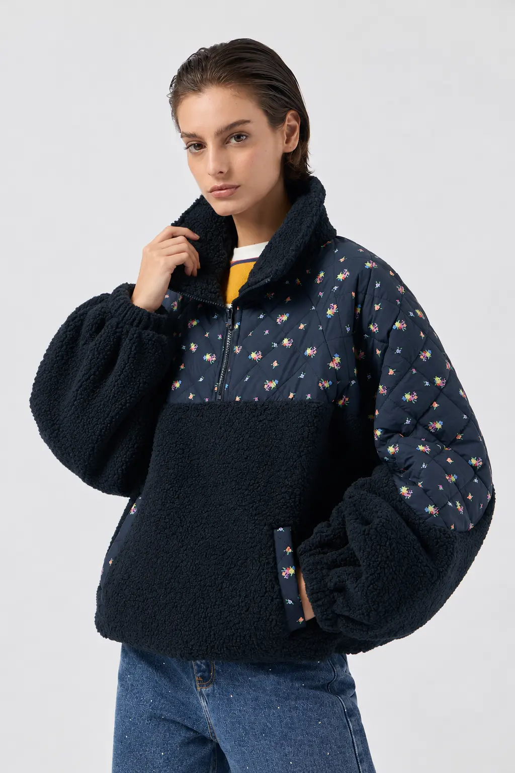 Retrato editorial com casaco sherpa floral.webp