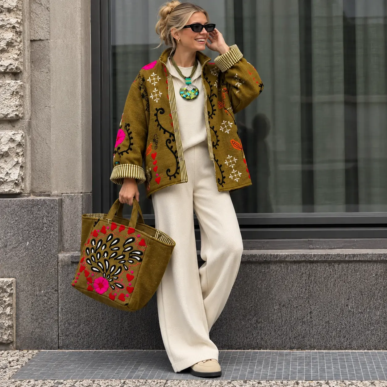 Retrato urbano boho-chic com bordados01.webp