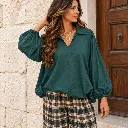 Retrato Rústico com Blusa Verde e Coração Dourado02.webp