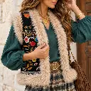 Retrato boho com colete bordado03.webp