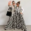 Duas amigas em estilo zebra fashion.webp