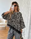 Selfie editorial com zebra e renda.webp