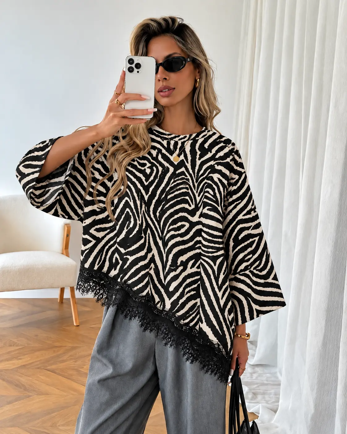 Selfie editorial com zebra e renda.webp
