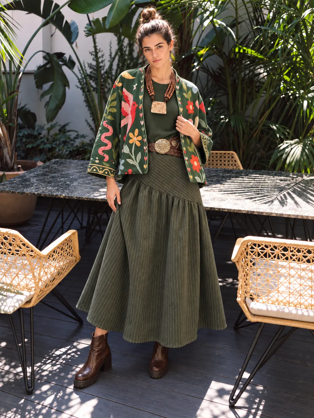Moda boémia no jardim tropical 03.webp