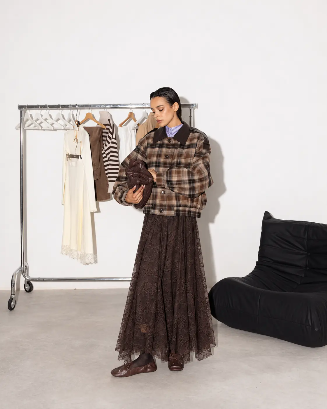 Editorial de moda com saia de renda castanha 03.webp